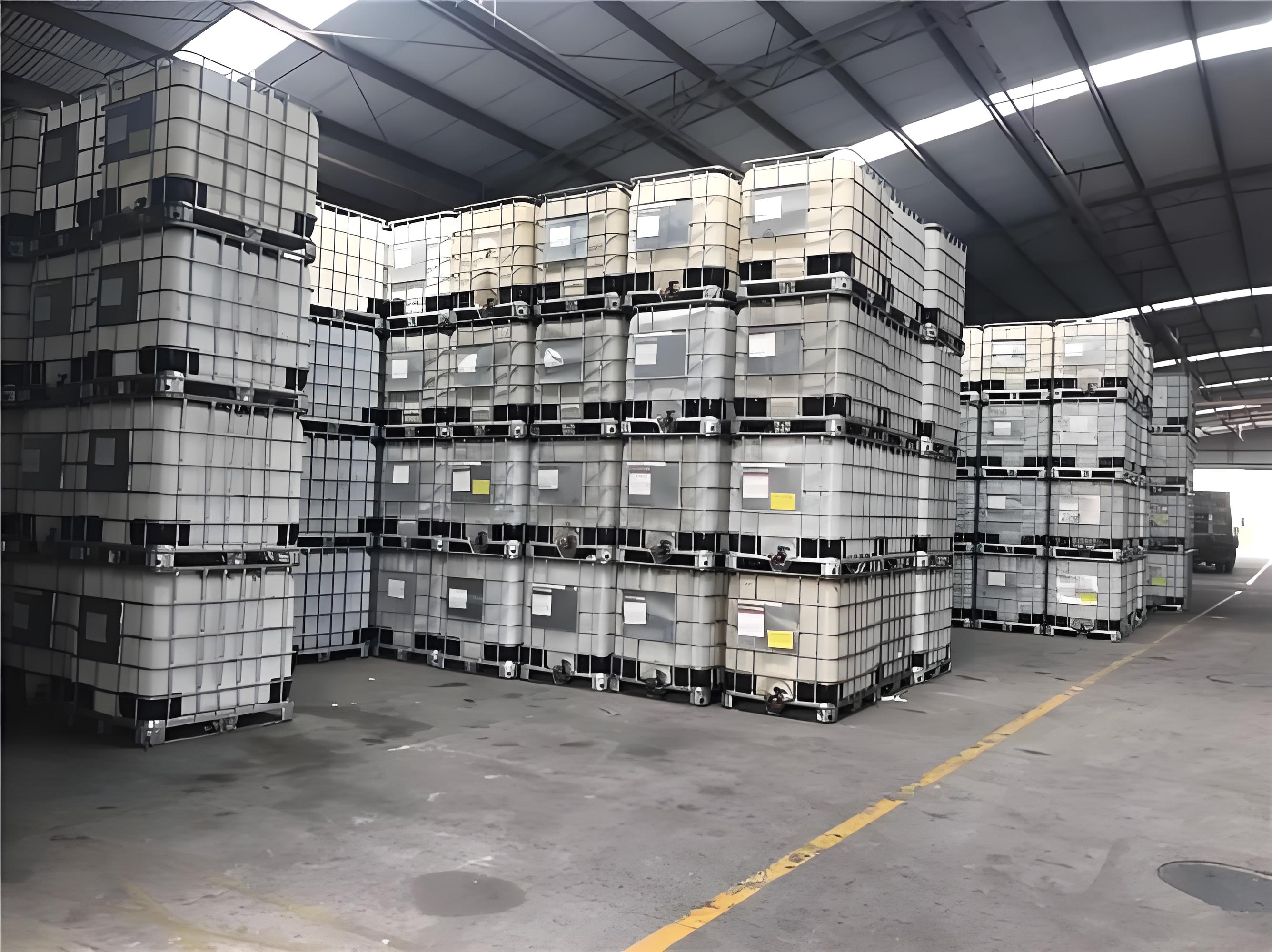 现代化生产车间，有多台自动化设备