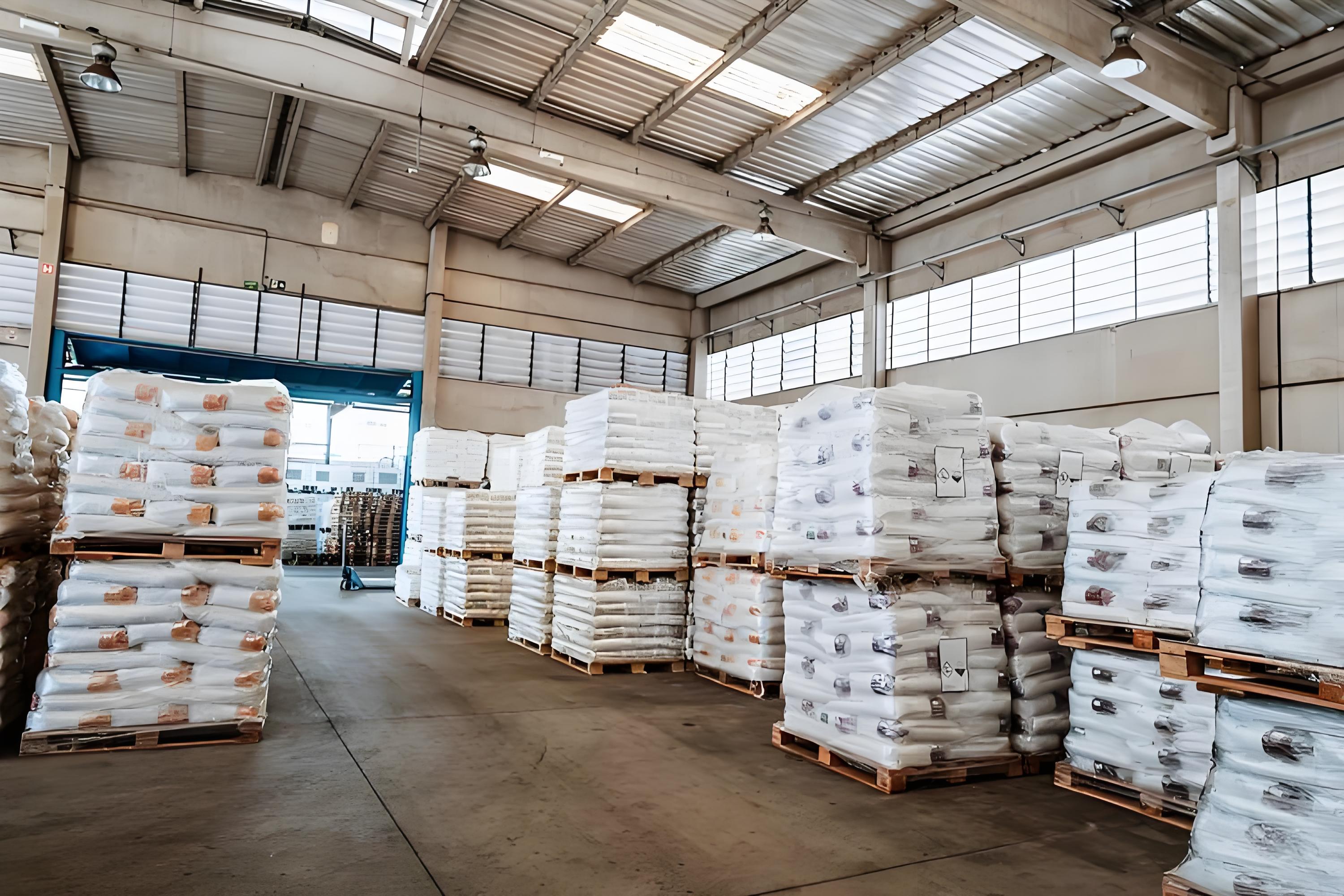 现代化生产车间，有多台自动化设备